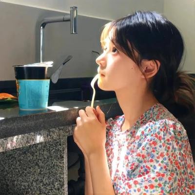 顶流绯闻被曝表情包火出圈，前后半年直播间画面流出